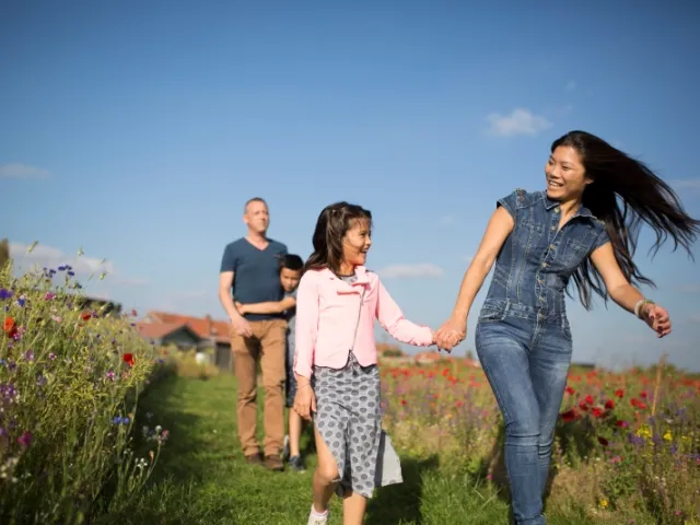 Une famille de deux enfants en balade dans les champs en Belgique