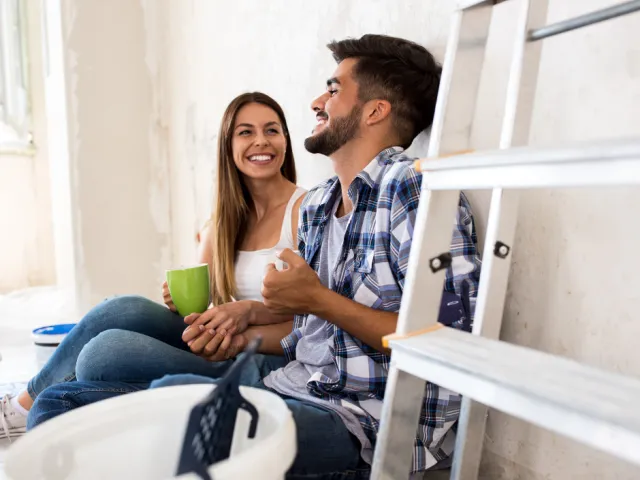 Un couple entame une rénovation de leur bien immobilier à Bruxelles.