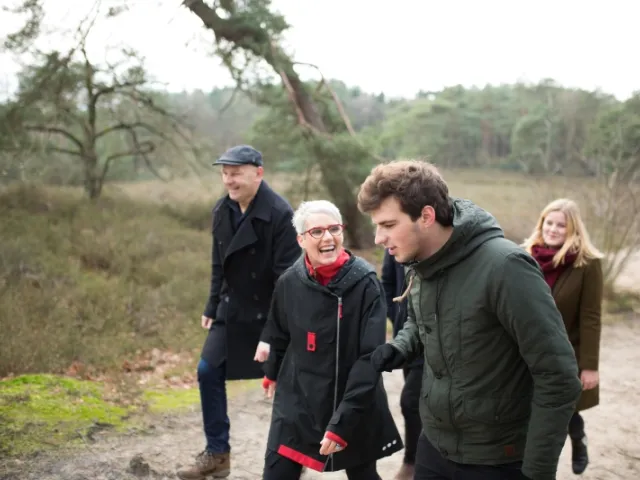 Une famille se balade en forêt en Belgique et aborde des questions de succession.