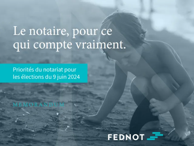 Petit enfant joue avec la terre au sol.