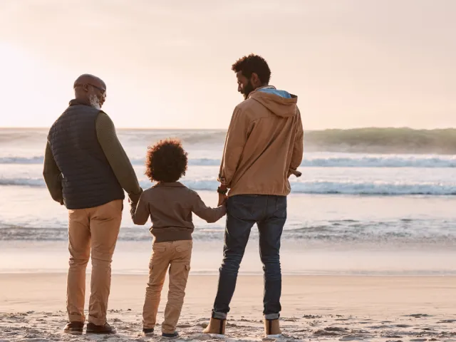 Une famille à la plage, de dos, vient de perdre un proche et pense à renoncer à la succession.