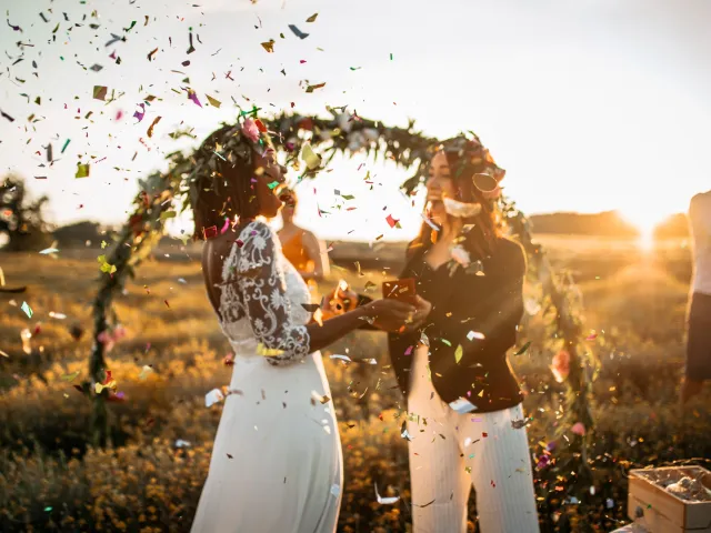 Cérémonie de mariage laïque entre deux femmes en Belgique après avoir rédigé un contrat de mariage chez leur notaire..