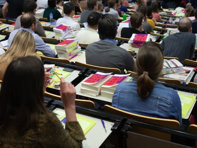 Des candidats passent le concours notarial 2024 dans l'espoir de devenir notaire en Belgique.