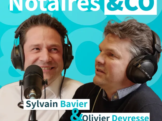 Un notaire et un conseiller juridique financier discutent des conditions d'octroi de crédit hypothécaire en Belgique dans un épisode de podcast Notaires&CO.