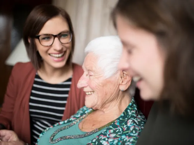 Deux petites-filles présentent à leur grand-mère les avantages de rédiger un testament chez un notaire.