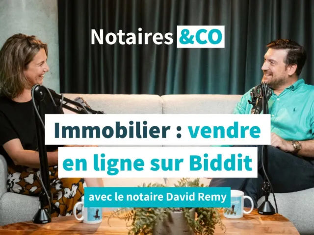 Discussion avec un notaire sur la vente immobilière via la plateforme en ligne Biddit.be.