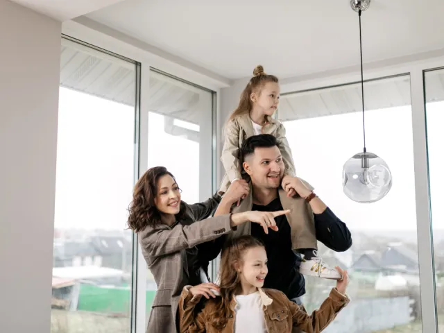 Une famille visite une maison à acheter en Belgique.
