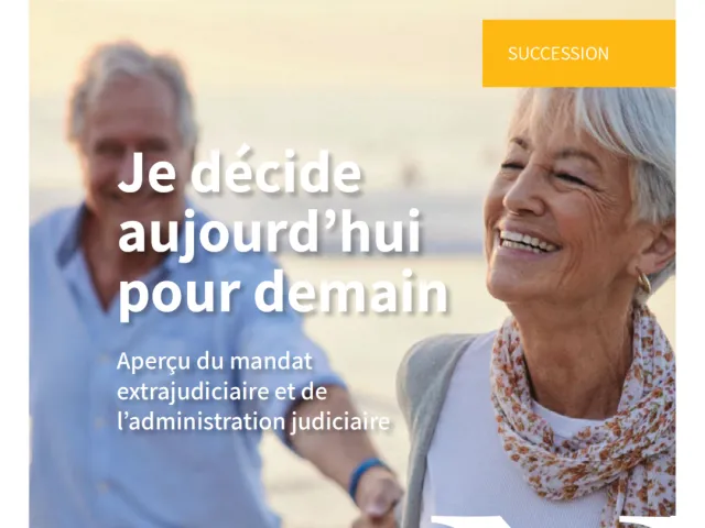 Un couple heureux de 65 ans se tiennent la main après avoir pris leurs dispositions pour rédiger un mandat extrajudiciaire protégeant leur avenir.