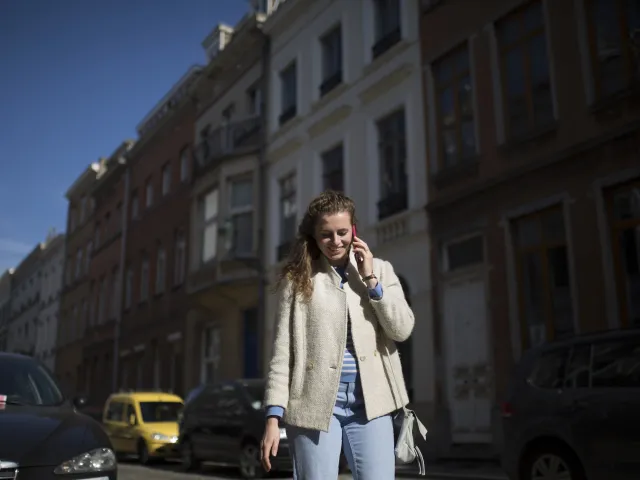 Une jeune femme achète un bien immobilier seule en Belgique.