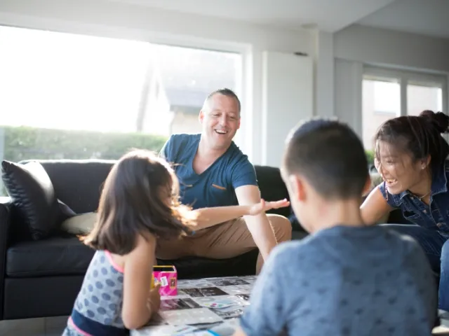 Une famille recomposée, dont le conjoint a des enfants d'une précédente relation, réfléchit à sa succession en Belgique.
