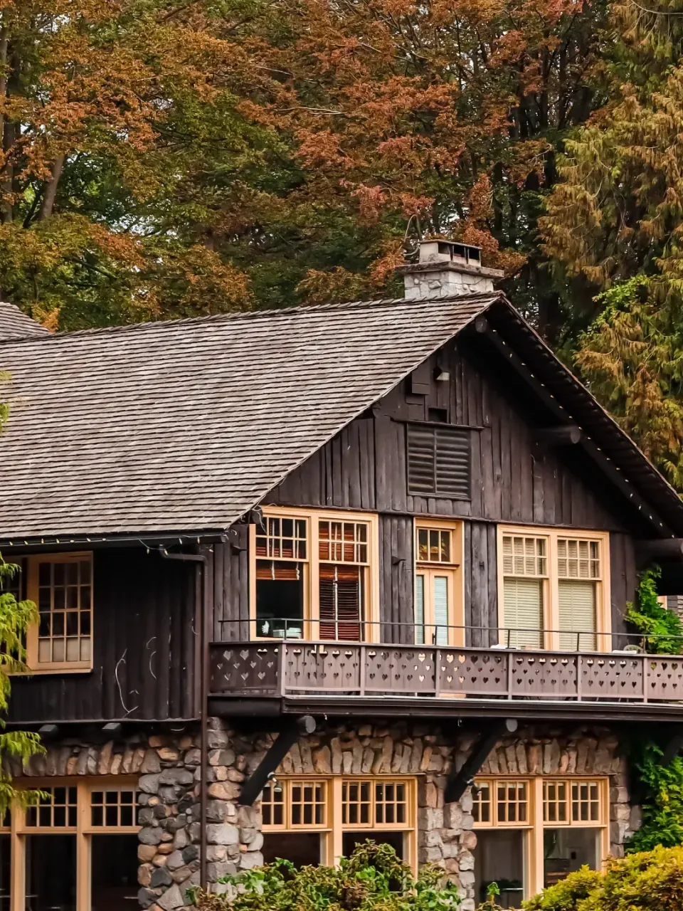 Houten huis in het bos