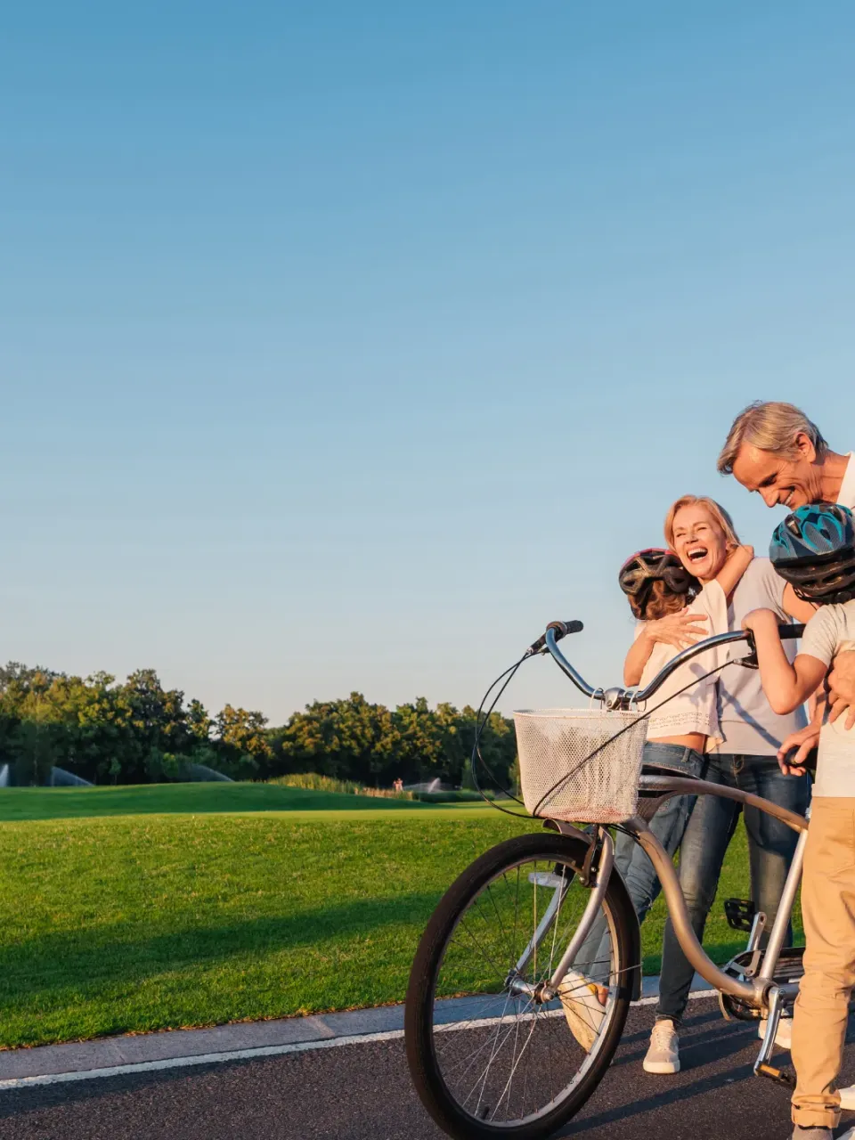 une famille s'embrasse après un tour en vélo