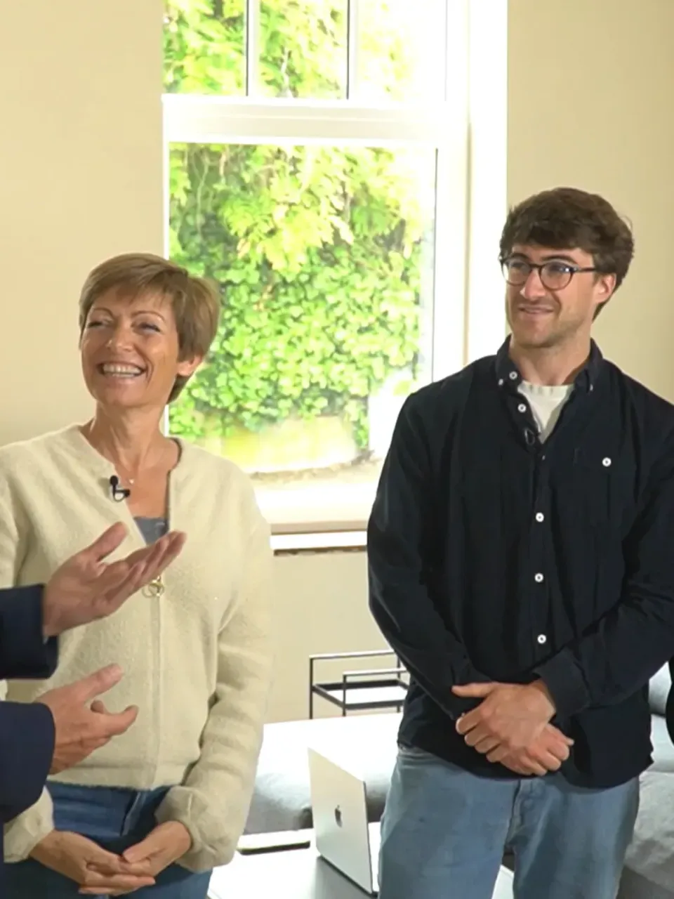 Un notaire donne des conseils à un jeune couple qui prévoit de devenir propriétaire en acheteur leur premier logement.