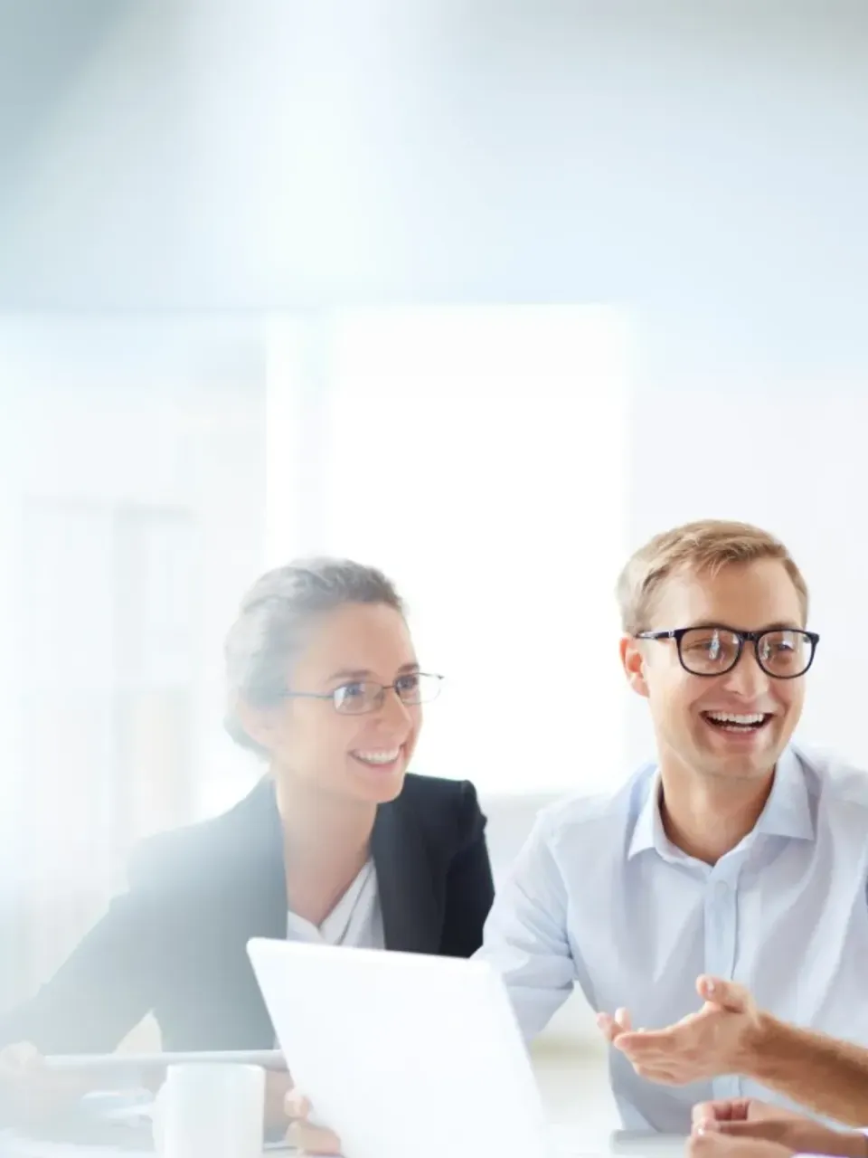 Un groupe d'entrepreneurs heureux et souriants en réunion