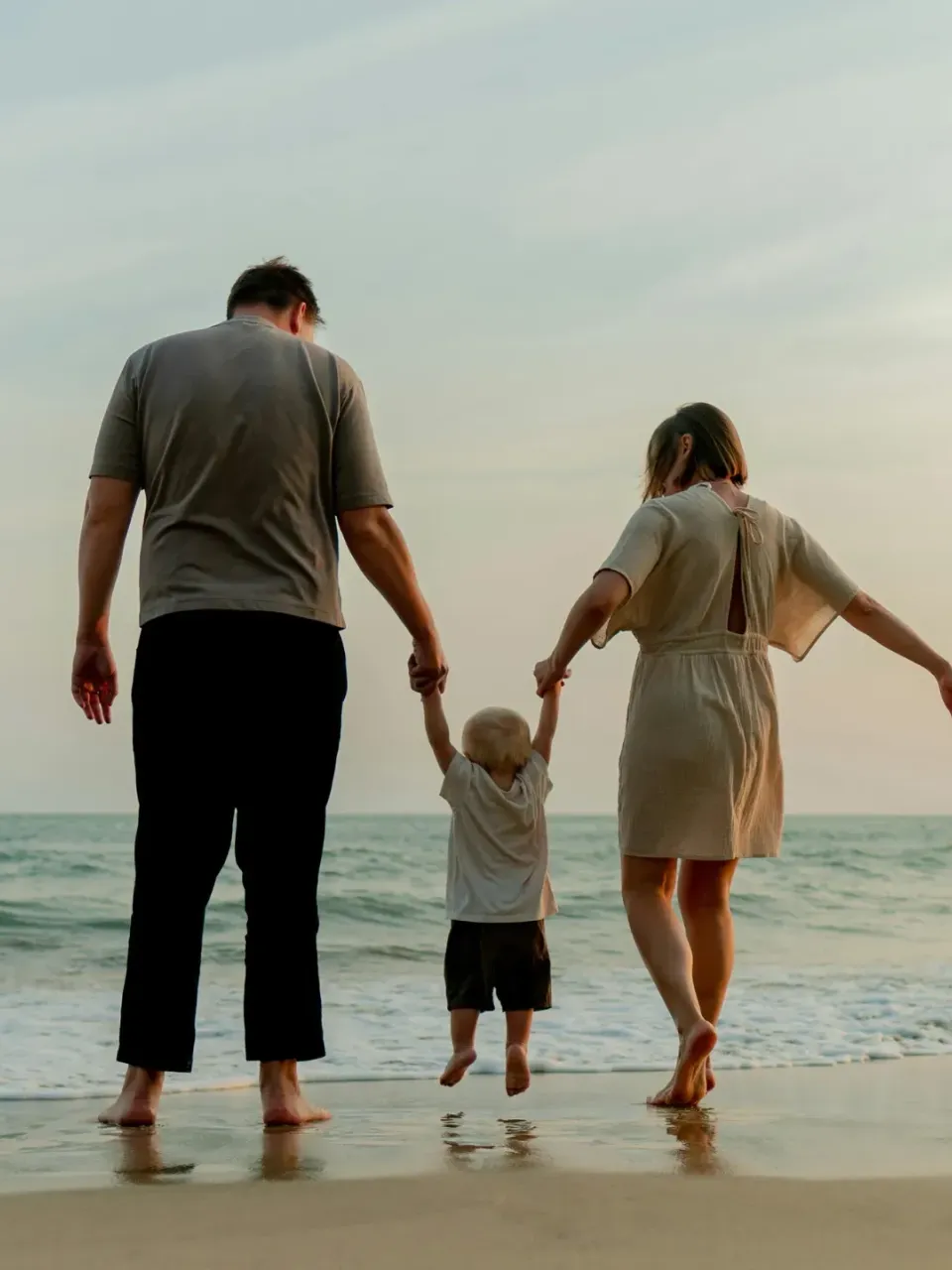 Une famille en vacances au bord de la mer.