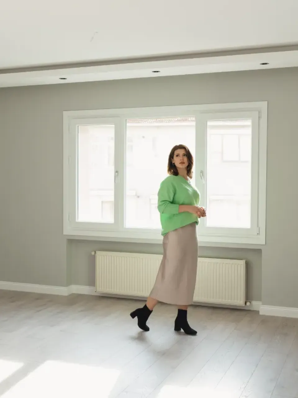 Une femme visite un appartement