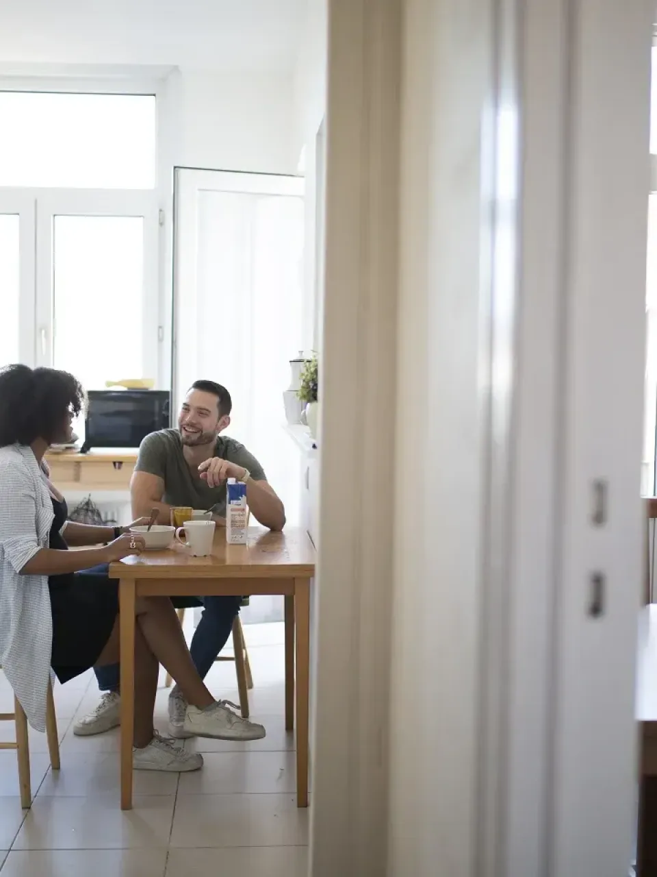 Koppel in hun nieuw appartement